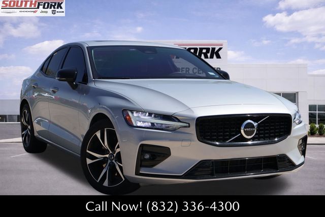 2024 Volvo S60 B5 Core Dark Theme